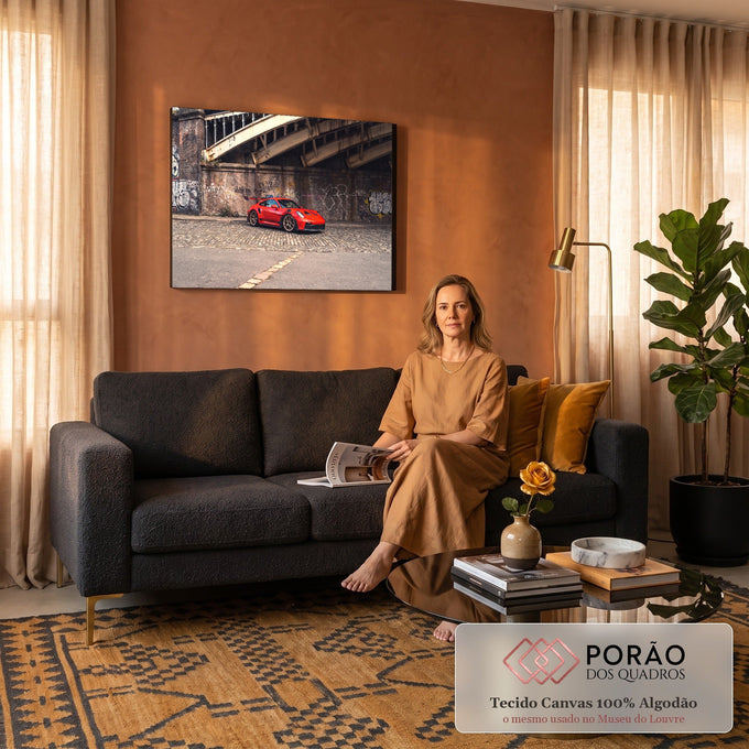 Quadro Decorativo Grande Carro Esportivo Urbano para Sala | quadros decorativos para sala de estar | carro esportivo vermelho com rodas douradas sob ponte de ferro e muro grafitado | em ambiente 3 | Porao dos Quadros
