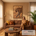 Quadro Decorativo Grande Leopardo Rosnando Dourado para Sala | quadros decorativos para sala de estar | leopardo rosnando em close caminhando sobre grama seca dourada | em ambiente 3 | Porao dos Quadros