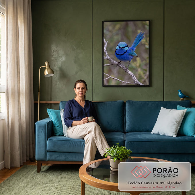 Pássaro corruíra azul com cauda erguida pousado em galho seco, fundo verde desfocado, quadro decorativo