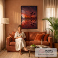 Céu vermelho em chamas ao pôr do sol com palmeiras refletidas na areia molhada, quadro decorativo