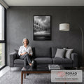 Varal com fotografias e pregadores sobre o mar sob céu nublado em preto e branco, quadro decorativo