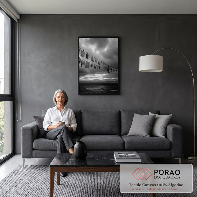 Varal com fotografias e pregadores sobre o mar sob céu nublado em preto e branco, quadro decorativo