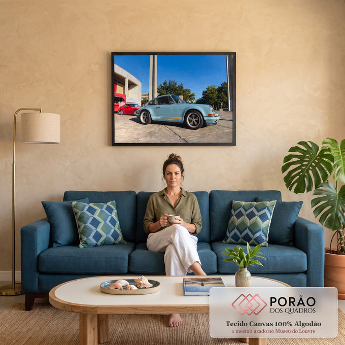 Porsche 911 clássico azul-claro com faixa laranja sob céu azul, efeito pintura a óleo, quadro decorativo