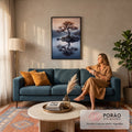 Árvore de folhas laranja em ilhota de pedras refletida em lago azul com névoa e montanhas, quadro decorativo
