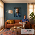 Quadro Decorativo Grande Retrato de Homem para Sala Azul | quadros decorativos para sala de estar | retrato de homem ruivo de barba cheia com jaqueta azul e fundo espiralado escuro | em ambiente 3 | Porao dos Quadros