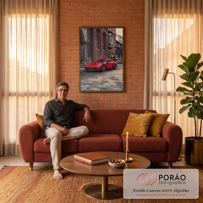 Porsche 911 GT3 RS vermelho com rodas bronze em rua histórica de paralelepípedos, quadro decorativo