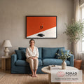 Dois homens de terno e carro antigo em fundo laranja e branco, estilo noir minimalista, quadro decorativo