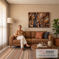 Quadro Decorativo Grande Nossa Senhora Terço para Sala | quadros decorativos para sala de estar | Nossa Senhora em oração com véu azul e dourado diante de vitrais em mosaico | em ambiente 3 | Porao dos Quadros