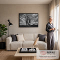 Quadro Decorativo Grande Elefante Africano Preto para Sala | quadros decorativos para sala de estar | elefante africano de frente com presas longas em preto e branco sob céu nublado | em ambiente 3 | Porao dos Quadros