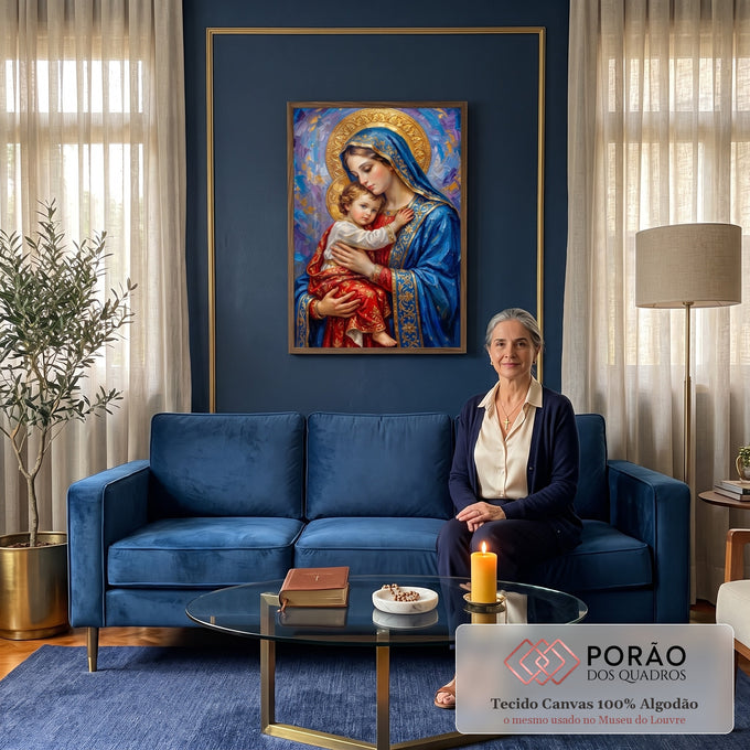 Quadro Decorativo Grande Nossa Senhora Véu para Sala Azul | quadros decorativos para sala de estar | Nossa Senhora de véu azul e dourado abraçando o Menino Jesus vestido de vermelho | em ambiente 3 | Porao dos Quadros