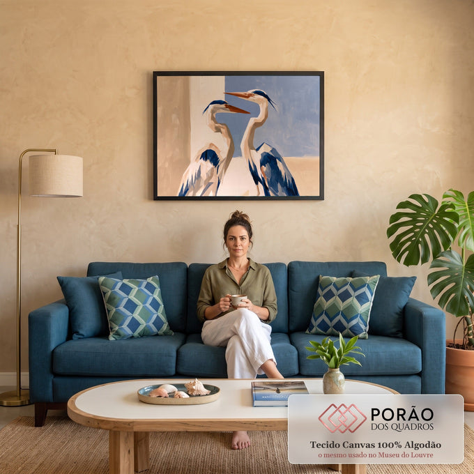 Quadro Decorativo Grande Duas Garças para Sala Azul | quadros decorativos para sala de estar | duas garças brancas e azuis com bicos laranja entrelaçando os pescoços | em ambiente 3 | Porao dos Quadros