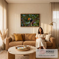 Quadro Decorativo Grande Tucano de Bico para Sala Verde | quadros decorativos para sala de estar | tucano de bico laranja pousado em galho entre folhas verdes | em ambiente 3 | Porao dos Quadros