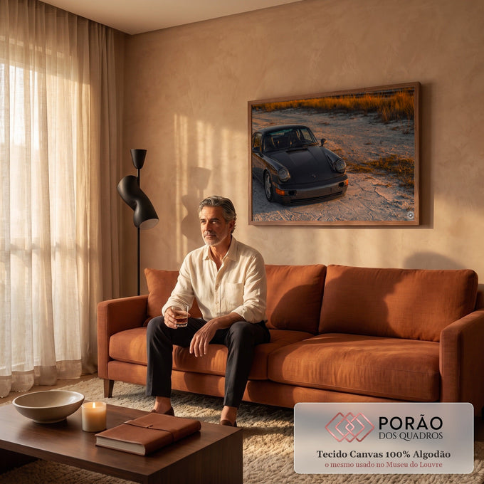 Quadro Decorativo Grande Carro Esportivo Praia para Sala | quadros decorativos para sala de estar | carro esportivo cinza-escuro em dunas de areia sob luz dourada de pôr do sol | em ambiente 3 | Porao dos Quadros