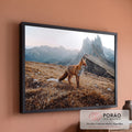 Raposa vermelha em campo de grama seca com picos rochosos das montanhas ao fundo, quadro decorativo