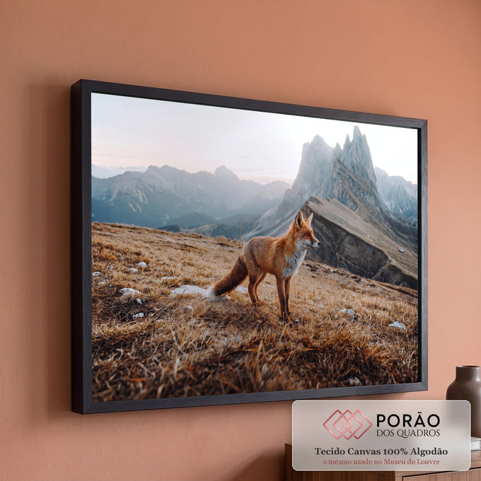 Raposa vermelha em campo de grama seca com picos rochosos das montanhas ao fundo, quadro decorativo