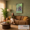 Leopardo deitado no capim verde olhando para trás com a língua de fora, quadro decorativo