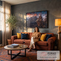 Quadro Decorativo Grande Viajante Contemplando para Sala | quadros decorativos para sala de estar | pessoa sentada em penhasco observando cordilheira nevada e pôr do sol alaranjado | em ambiente 3 | Porao dos Quadros