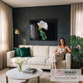 Quadro Decorativo Grande Copo de Leite para Sala Branco | quadros decorativos para sala de estar | flor copo-de-leite branca com gotas de água e centro amarelo em fundo preto | em ambiente 3 | Porao dos Quadros