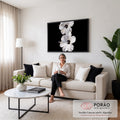 Quadro Decorativo Grande Flores Brancas de Hibisco para Sala | quadros decorativos para sala de estar | duas flores brancas de hibisco com centro escuro e estames amarelos sobre fundo preto | em ambiente 3 | Porao dos Quadros