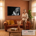 Jovem africana de perfil com pintura facial em pontos e colares de contas, em preto e branco, quadro decorativo