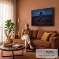 Cavalo negro empinado em campo de trevos vermelhos sob céu azul ao entardecer, quadro decorativo
