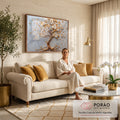 Árvore da vida dourada com flores brancas em relevo e pétalas sobre fundo de mármore, quadro decorativo