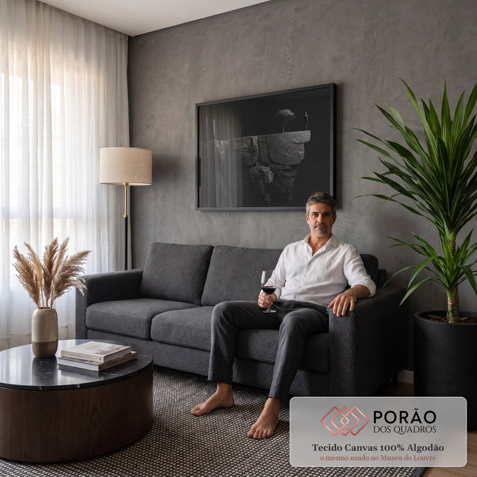 Quadro Decorativo Grande Homem no Penhasco para Sala Preto | quadros decorativos para sala de estar | homem de pé no topo de um penhasco ao lado de árvore seca, em preto e branco | em ambiente 3 | Porao dos Quadros