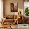Close fotográfico do rosto de cavalo castanho com olho escuro e focinho em destaque, quadro decorativo