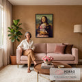 Quadro Decorativo Grande Mona Lisa para Sala Rosa | quadros decorativos para sala de estar | Mona Lisa segurando poodle branco com orelhas rosa e roupa de renda | em ambiente 3 | Porao dos Quadros