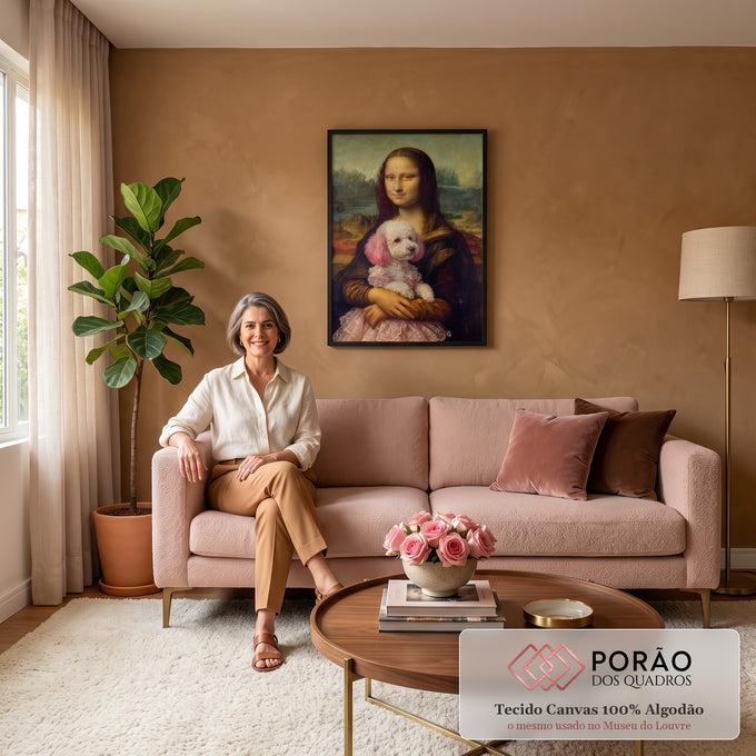 Quadro Decorativo Grande Mona Lisa para Sala Rosa | quadros decorativos para sala de estar | Mona Lisa segurando poodle branco com orelhas rosa e roupa de renda | em ambiente 3 | Porao dos Quadros