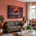 Quadro Decorativo Grande Cavalo Correndo para Sala Laranja | quadros decorativos para sala de estar | cavalo marrom correndo nas ondas do mar sob pôr do sol laranja intenso | em ambiente 3 | Porao dos Quadros