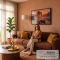 Pôr do sol laranja sobre lago com névoa, ilha de pinheiros e barco de madeira refletido, quadro decorativo