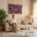 Quadro Decorativo Grande Leopardo de Olhos para Sala Rosa | quadros decorativos para sala de estar | rosto de leopardo com olhos azuis cercado por flores cor-de-rosa | em ambiente 3 | Porao dos Quadros