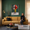 Mulher de casaco amarelo em balanço diante de rosto gigante com galhos secos, quadro decorativo