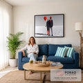 Quadro Decorativo Grande Casal Estilo para Sala Preto | quadros decorativos para sala de estar | casal estiloso em preto, branco e vermelho posando num deserto de sal branco | em ambiente 3 | Porao dos Quadros