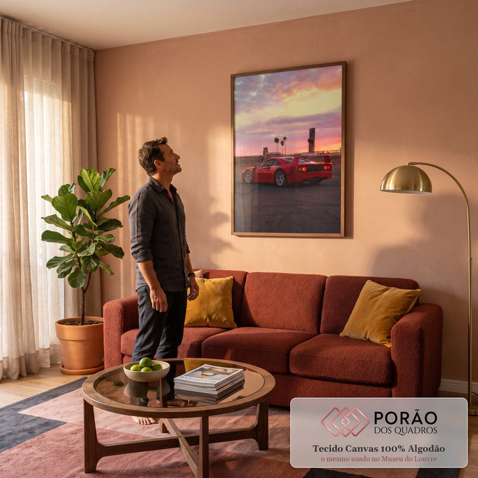 Ferrari F40 vermelha de traseira sob céu rosa de pôr do sol com palmeiras, quadro decorativo