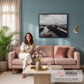 Quadro Decorativo Grande Cavalos para Sala Preto | quadros decorativos para sala de estar | cavalos caminhando em areia vulcânica preta com riachos e montanha ao fundo | em ambiente 3 | Porao dos Quadros