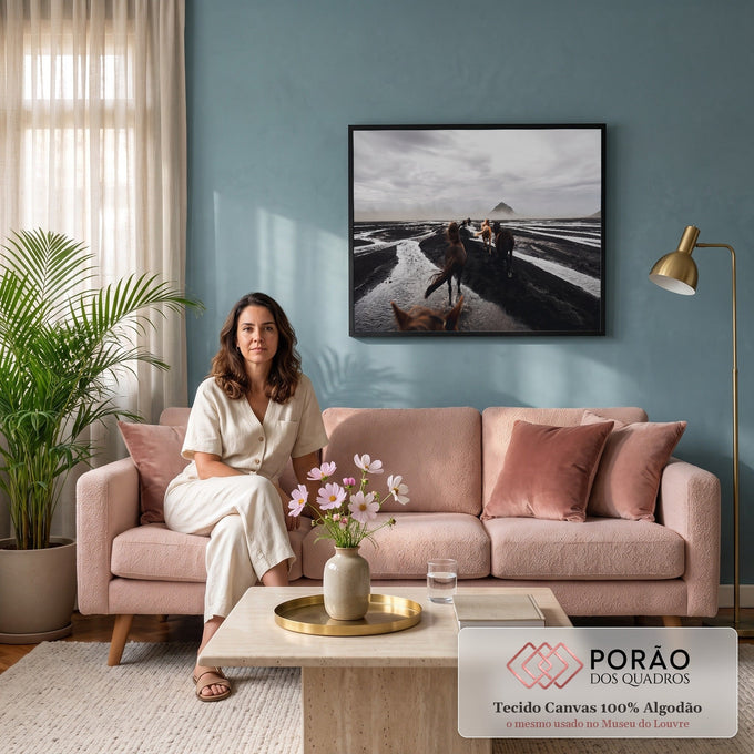 Quadro Decorativo Grande Cavalos para Sala Preto | quadros decorativos para sala de estar | cavalos caminhando em areia vulcânica preta com riachos e montanha ao fundo | em ambiente 3 | Porao dos Quadros