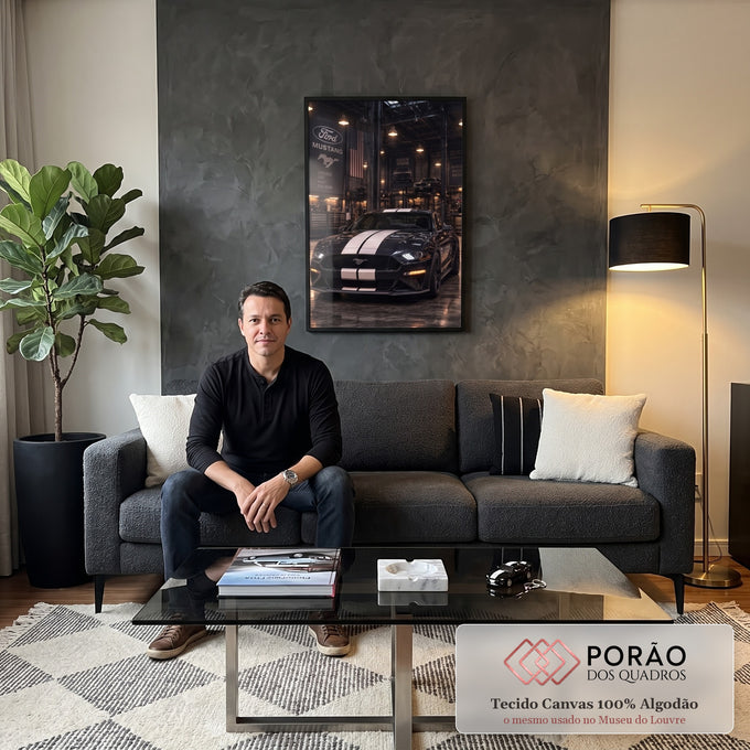 Quadro Decorativo Grande Carro Esportivo para Sala Preto | quadros decorativos para sala de estar | carro esportivo preto com listras brancas em garagem industrial iluminada | em ambiente 3 | Porao dos Quadros