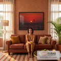 Quadro Decorativo Grande Pôr do Sol Kitesurf para Sala | quadros decorativos | pôr do sol vermelho com pipas de kitesurf silhuetadas sobre mar escuro | em ambiente 2 | Porao dos Quadros
