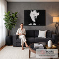 Quadro Decorativo Grande Rosto Coberto para Sala Preto | quadros decorativos para sala de estar | rosto em preto e branco parcialmente coberto por pinceladas brancas de tinta | em ambiente 3 | Porao dos Quadros