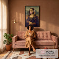 Quadro Decorativo Grande Mona Lisa Fone para Sala Marrom | quadros decorativos | Mona Lisa usando fone de ouvido branco e soprando bolha de chiclete rosa | em ambiente 2 | Porao dos Quadros