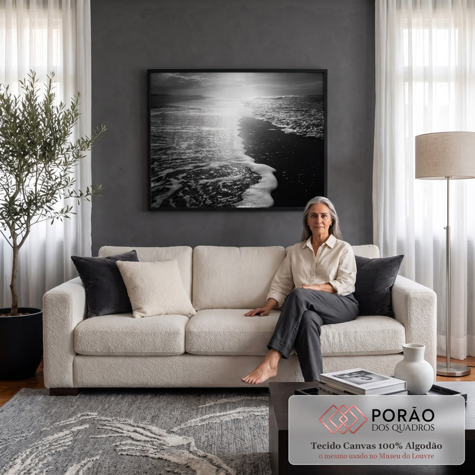 Fotografia em preto e branco de espuma do mar na areia escura com sol refletindo, quadro decorativo