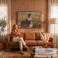 Zebra de listras pretas e brancas olhando de lado na savana dourada, com pinceladas aparentes, quadro decorativo