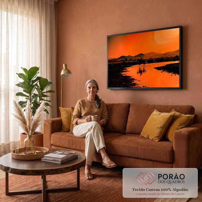 Silhueta de cavaleiro cruzando rio com reflexo na água, montanhas e céu laranja ao pôr do sol, quadro decorativo