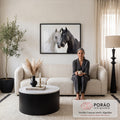 Quadro Decorativo Grande Cavalo e Cavalo para Sala Branco | quadros decorativos para sala de estar | cavalo branco e cavalo preto encostando as cabeças em fundo branco | em ambiente 3 | Porao dos Quadros