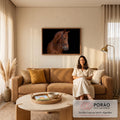 Cavalo castanho com cabeçada de couro e freio em fundo preto, fotografia de estúdio, quadro decorativo