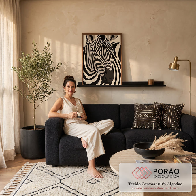 Quadro Decorativo Zebra em Close Preto e Branco Estilizado | quadros decorativos para sala de estar | close-up de zebra em preto e branco com fundo bege claro | em ambiente 3 | Porao dos Quadros
