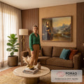 Quadro Decorativo Grande Mona Lisa para Sala Marrom | quadros decorativos para sala de estar | mulher de manto marrom sentada com paisagem de rio e montanhas ao fundo em tons dourados | em ambiente 3 | Porao dos Quadros