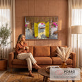 Porta amarela em arco de pedra aberta para pátio com buganvílias rosa e telhado de palha, quadro decorativo